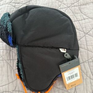 The north face hat. One size. Goood for big kids and adults.